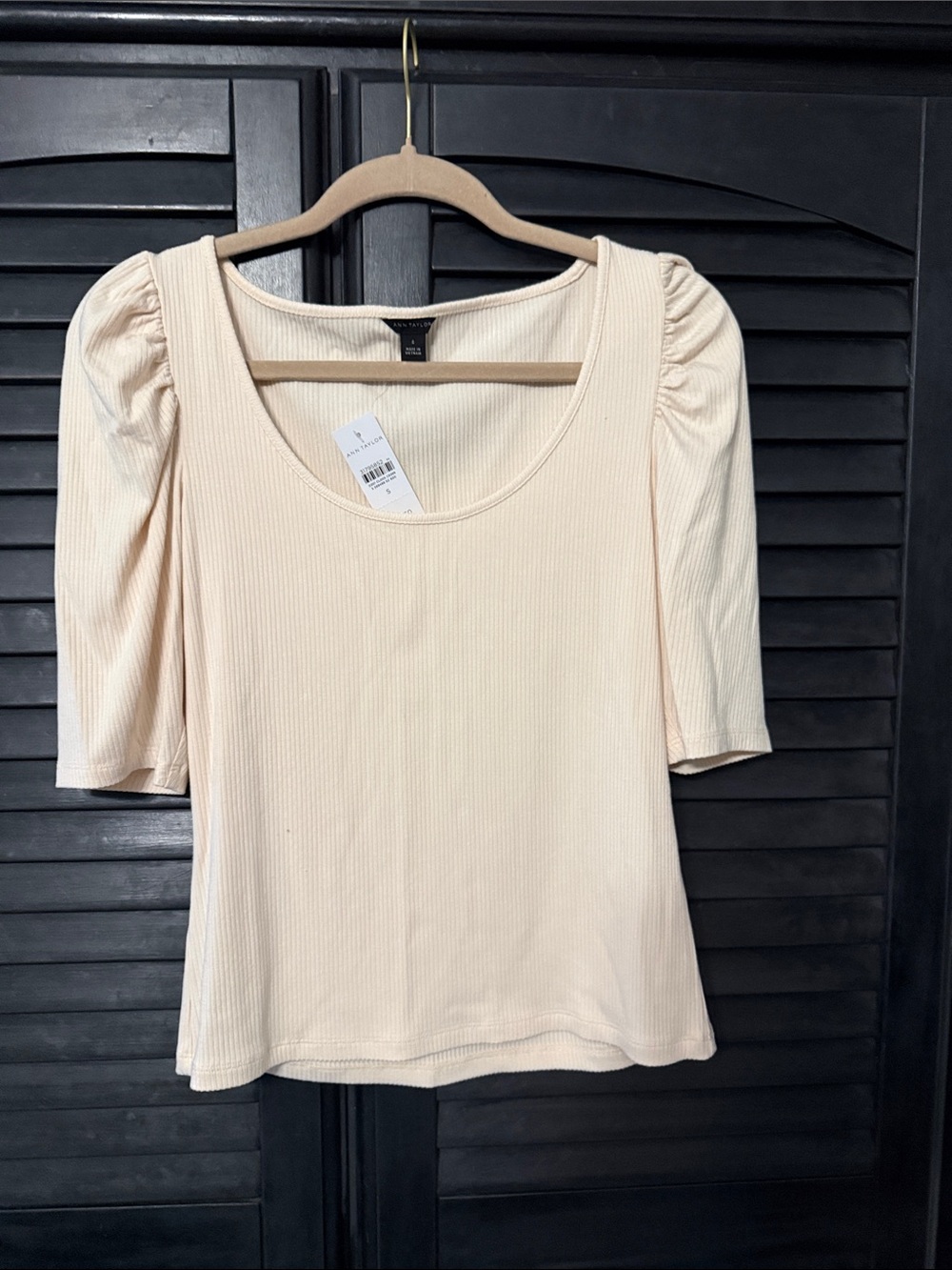 Ann Taylor Cream Ribbed Scoop Neck Puff Sleeve Top